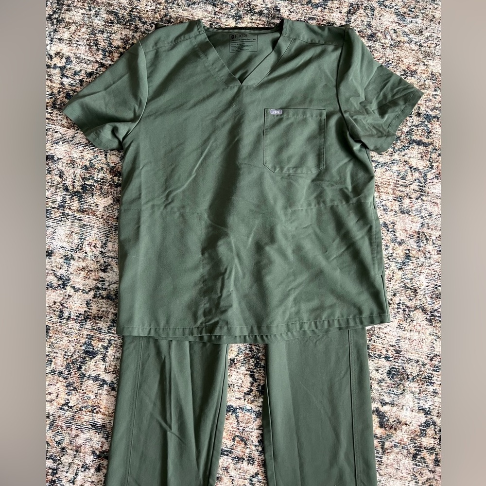 Men’s XXL FIGS olive green Axim cargo scrub pants and XXL Chisec 3-pocket top